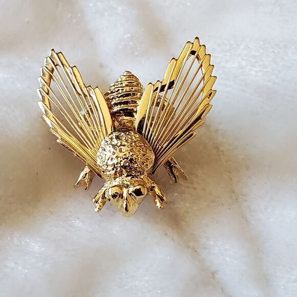 MONET BEE BUMBLEBEE Signed Vintage 70s JEWELRY BROOCH PIN Gold Tone Wired Wings - Picture 1 of 10